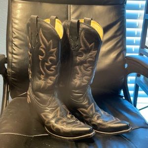 Black with brown. Fancy stitching. Corral size 10.